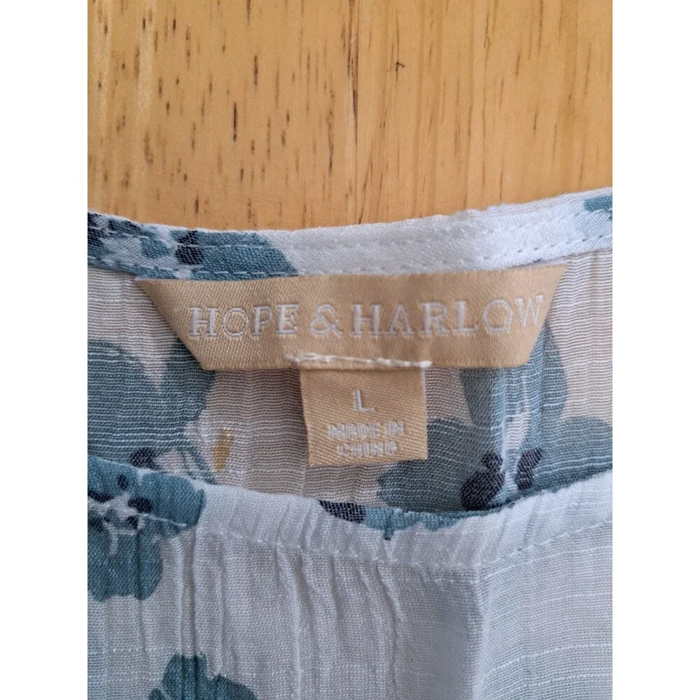 Hope & Harlow Women's Scoop Neck White and Blue Floral Top w/ Lace Accent Size L - Picture 4 of 10